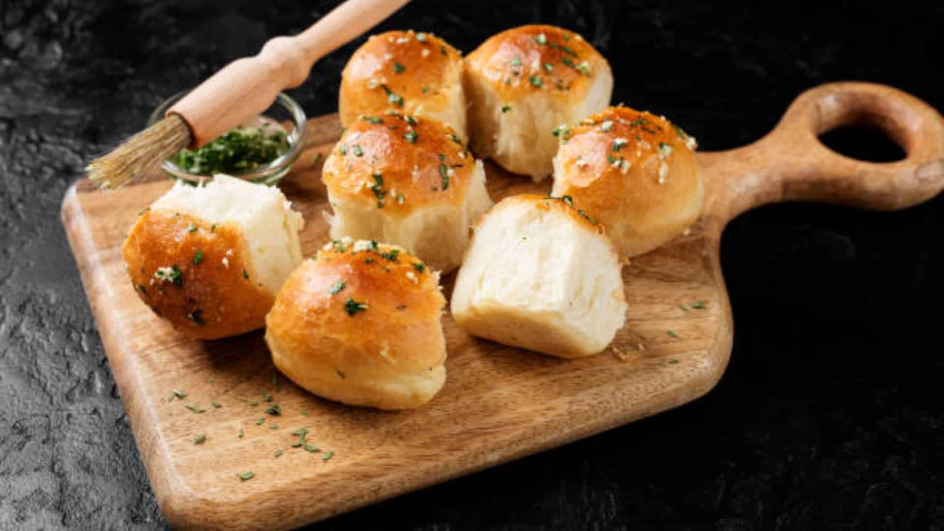 Garlic Butter Dinner Rolls